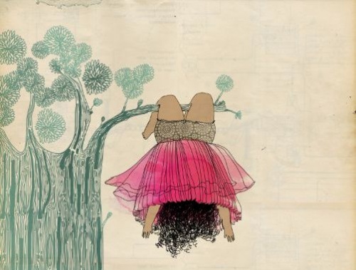 Bambina appesa a un albero a testa ingiù