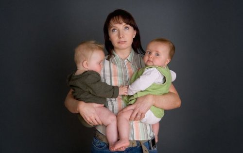 Mamma con due gemelli.