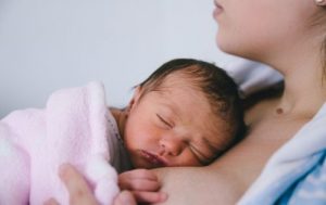 Non prendere in braccio il neonato prima della mamma
