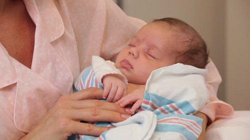Prendere in braccio il neonato dopo il parto.