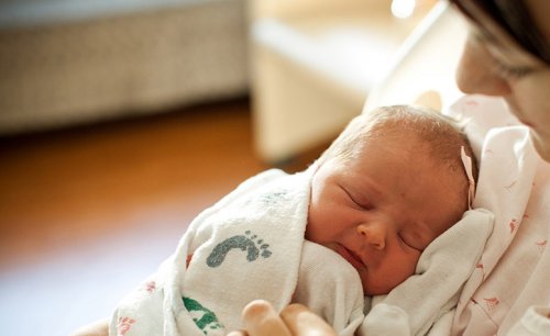 Neonato dorme