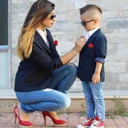Mamma e figlio maschio vestiti allo stesso modo.