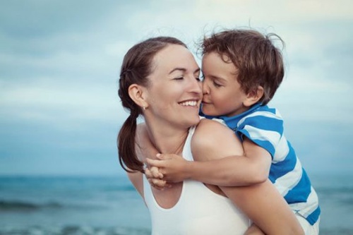 Madre e figlio felici al mare