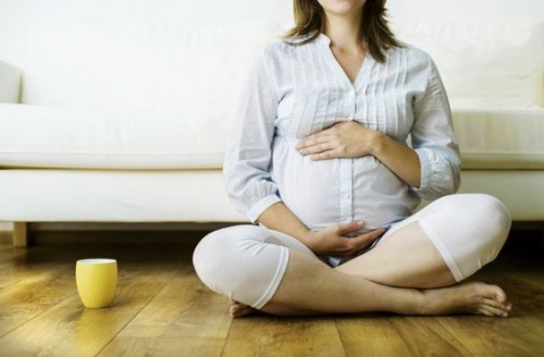 Una mamma in gravidanza accarezza il suo pancione