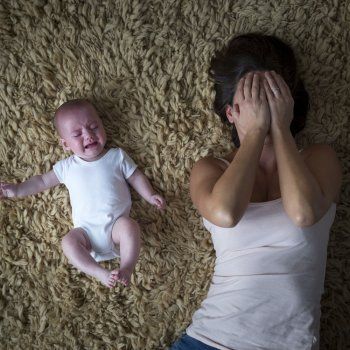 Depressione post-partum: madre disperata e figlio.