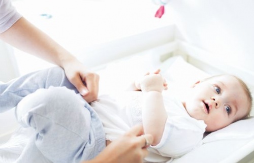 Bisogna svegliare il bambino per cambiargli il pannolino?