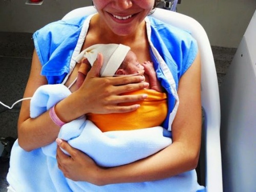 Bambini prematuri: una mamma stringe a sé il suo piccolo