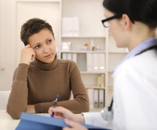 Medico e paziente: la regolarizzazione delle mestruazioni dopo il parto.