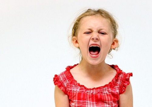 Una bambina urla arrabbiata: bambini tiranni.