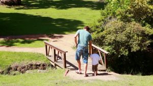 Un buon padre costruisce ponti verso il cuore di suo figlio
