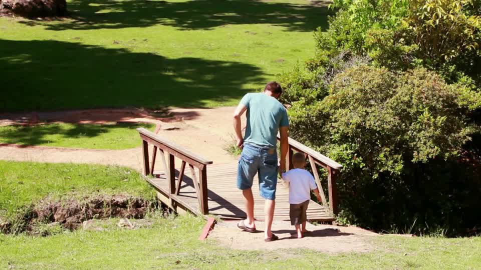 Un buon padre costruisce ponti verso il cuore di suo figlio