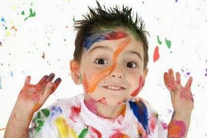 Bimbo sorridente sporco di colori.