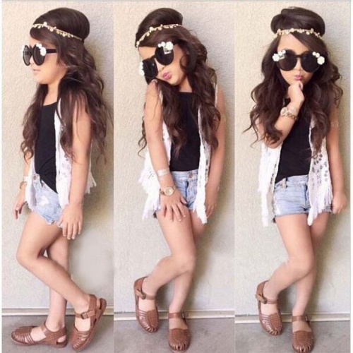 Bambina che si atteggia a modella.