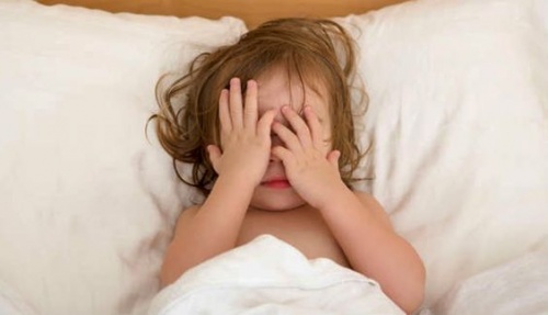 bambina a letto