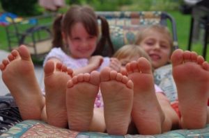 Bambini: tutti i vantaggi di stare scalzi