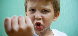 Come comportarsi con i bambini che picchiano e mordono