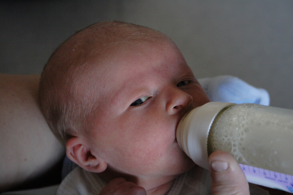 Metodo Kassing: neonato con un biberon dritto e una tettarella tonda.