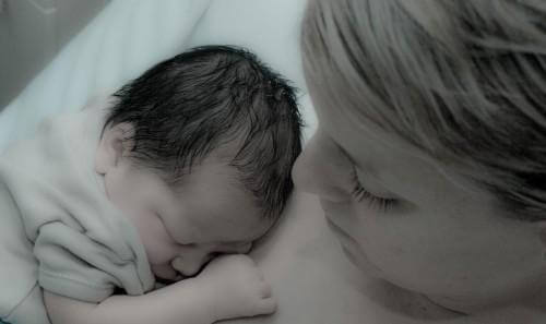 neonato con la sua mamma