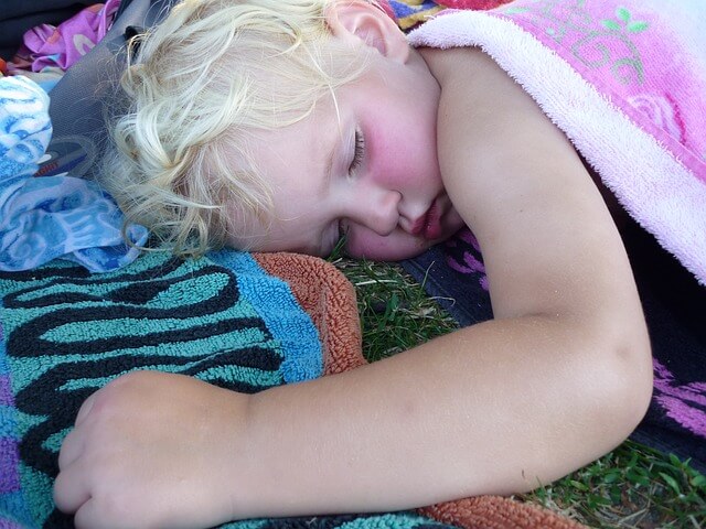 bambino dorme con copertina