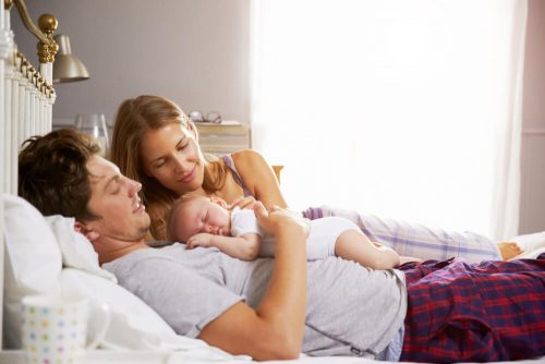 Lasciarli dormire con i genitori: sì o no?