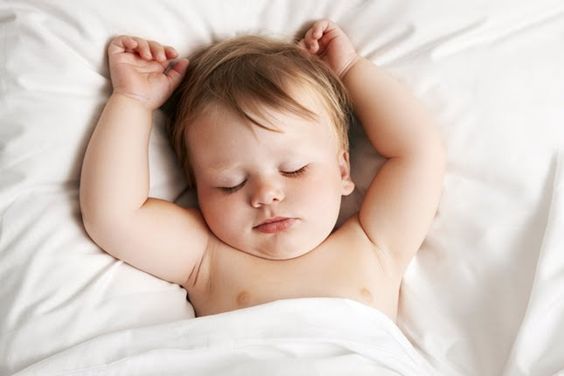 bambino dorme con braccia alzate