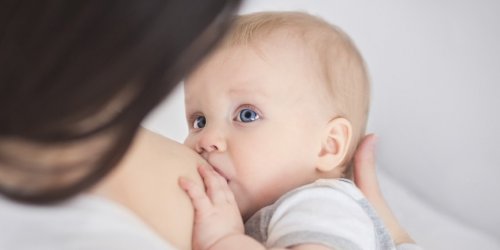 Lo sguardo del neonato esplora il mondo mentre lo allattiamo