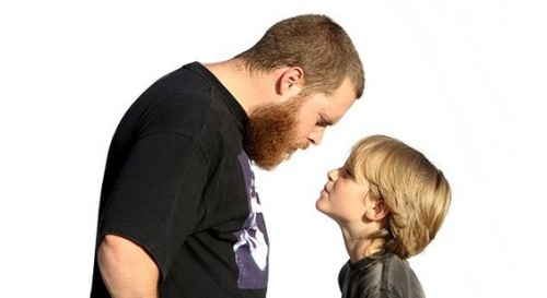 Tensione tra padre e figlio: bambini insolenti.