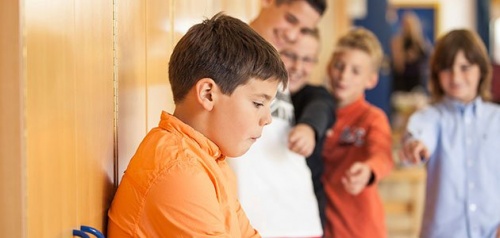 Bambino isolato dai compagni di scuola