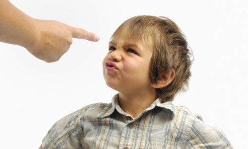 Esempi di bambini ribelli: un bimbo contesta la madre.