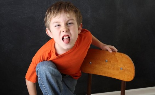 Un bambino fa la linguaccia.