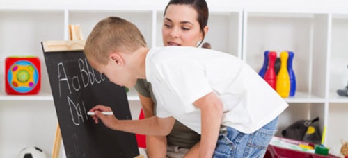 Madre e figlio fanno sercizi per scrivere meglio.