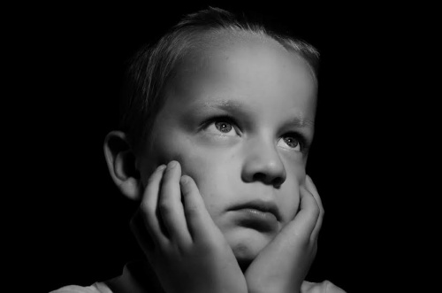 Bambino triste perché non vuole addormentarsi presto