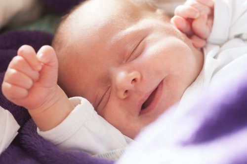 neonato sorridente