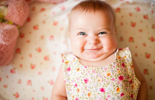 neonata che sorride
