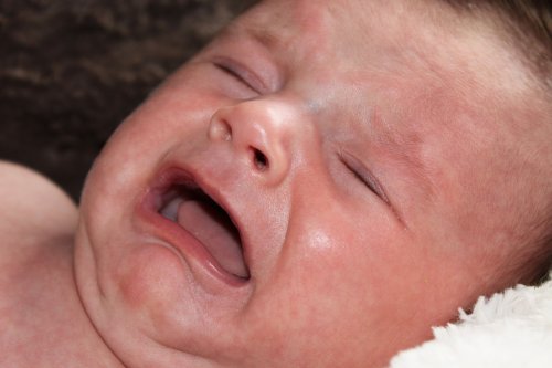 Prendersi cura del bambino quando piange.