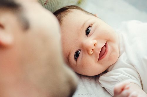 Sorrisi del neonato: un bimbo sorride al papà.