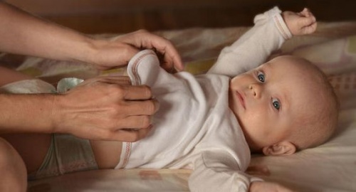 Bisogna svegliare il bambino per cambiargli il pannolino?