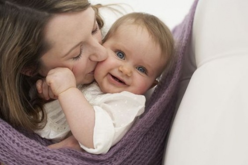 Crescere figli emotivamente sani con le coccole.