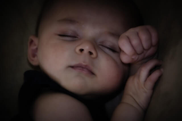 Bambino che dorme di lato, disturbi del sonno nei bambini.