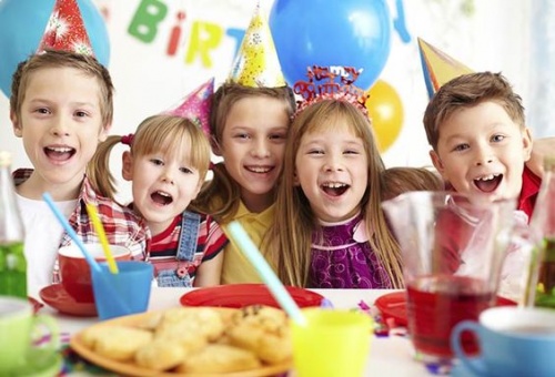 Una festa di compleanno colorata e divertente