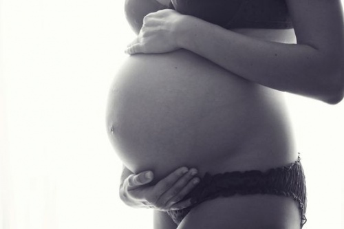 Una mamma in gravidanza accarezza il suo pancione