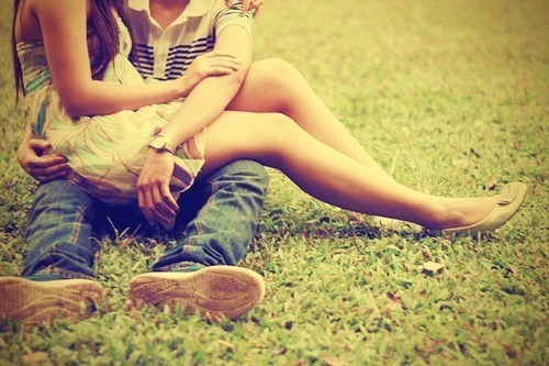 innamorati che si abbracciano nel prato