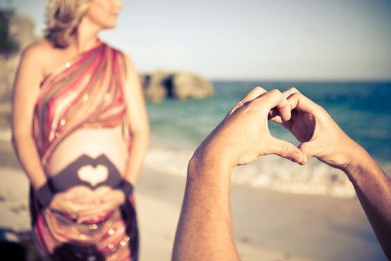 Una nuova vita in arrivo, donna incinta silla spiaggia.