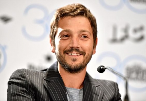 Diego Luna, l'attore messicano regista di "Tua madre mente"