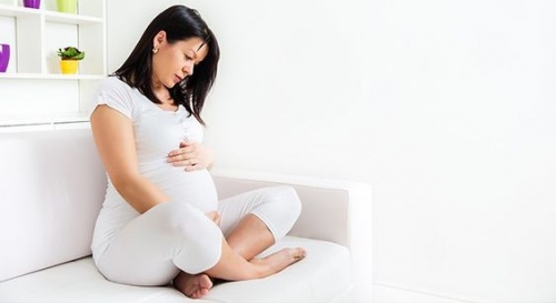 Una donna incinta fa gli esercizi di Kegel.