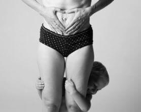 Donna mostra il corpo dopo il parto.