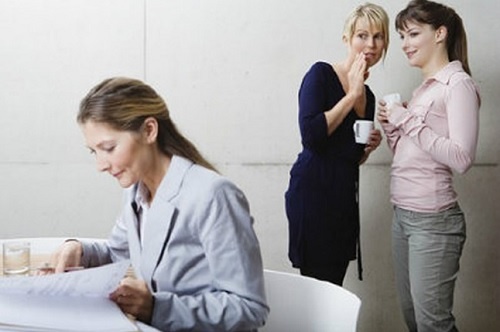 Due donne ne criticano una terza.