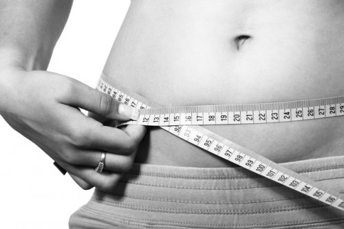 Una donna misura il girovita dopo il parto.