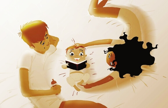 Disegno di una famiglia, con mamma, papà e neonato che legge nel lettone