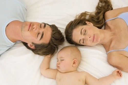 famiglia-mamma-papà-bimbo-dormire
